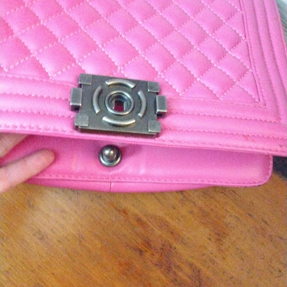 Leather magenta handbag with metal glass closure and metal chain embellish strap - Picture 7 of 13